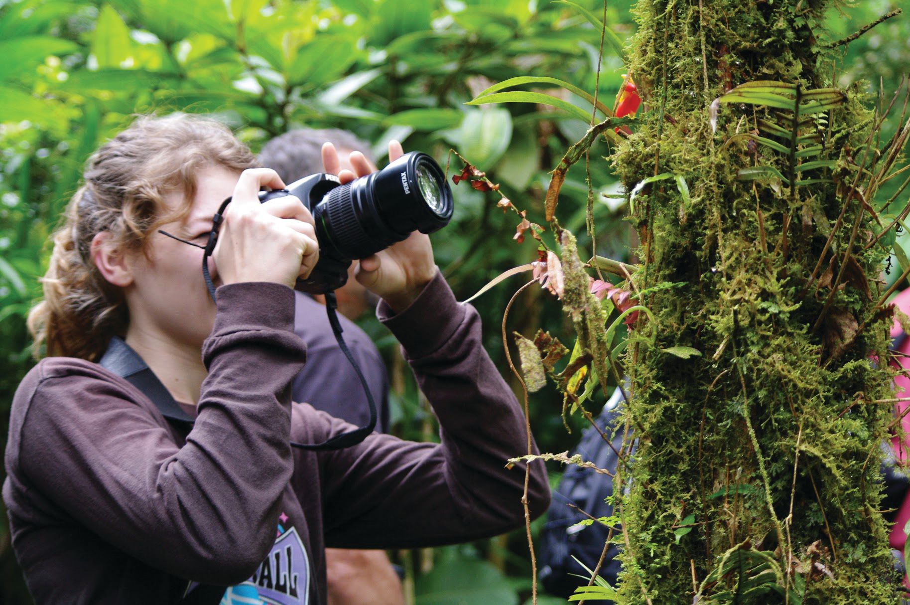 A student photographs wildlife in Costa Rica